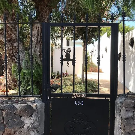 Artsy Casa Timanfaya, Playa Blanca Apartment *